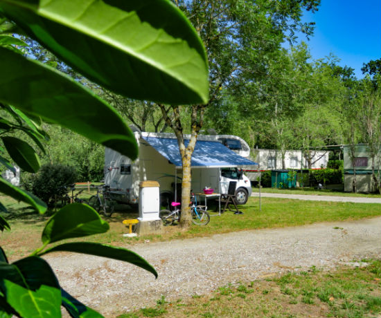 Bel emplacement de camping ensoleillé au camping En Salvan